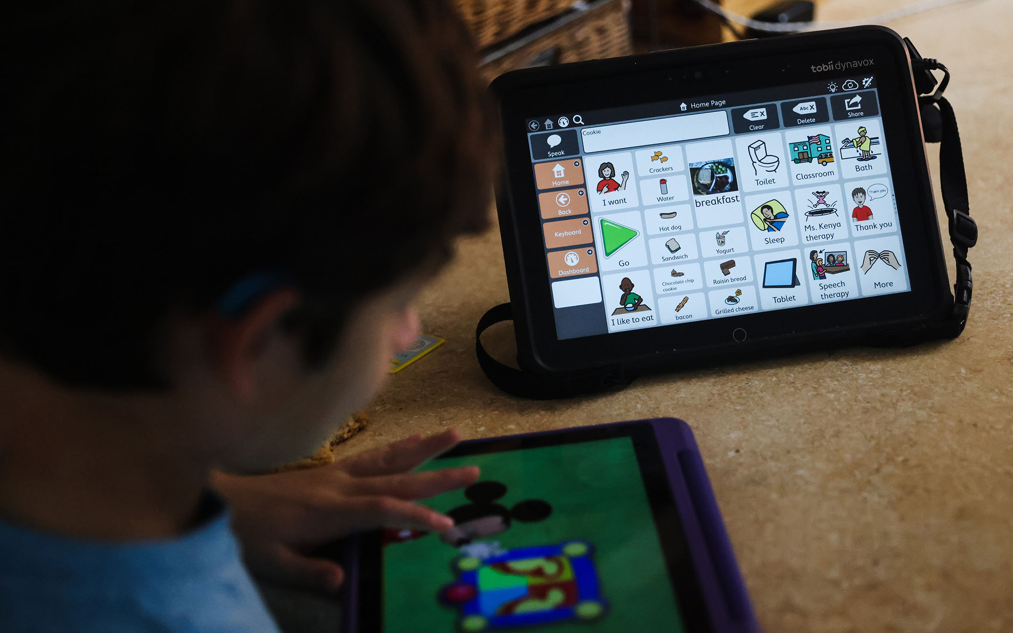 Escolas enfrentam desafios para fornecer tecnologia assistiva