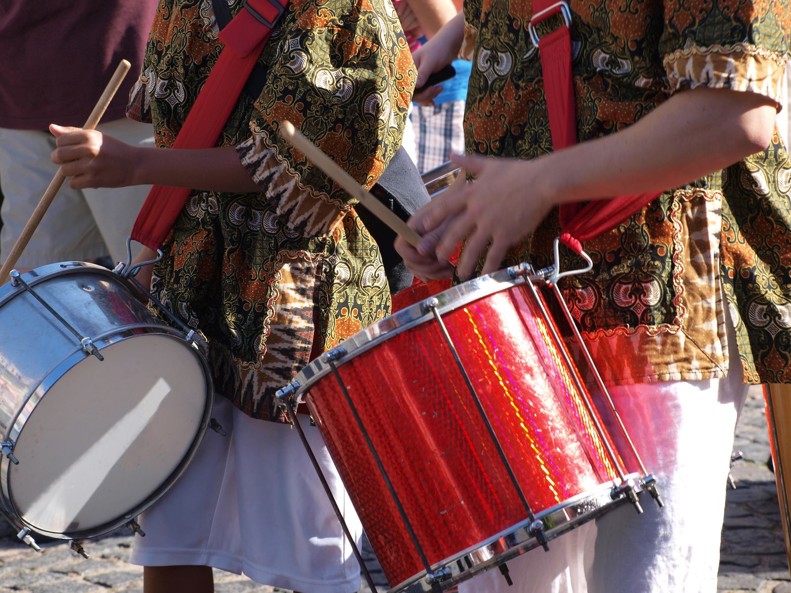 Especialista dá dicas para aproveitar o Carnaval com pessoas autistas.