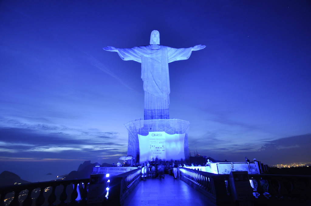 Cristo Redentor ganha luz azul em ação inédita de inclusão para crianças autistas