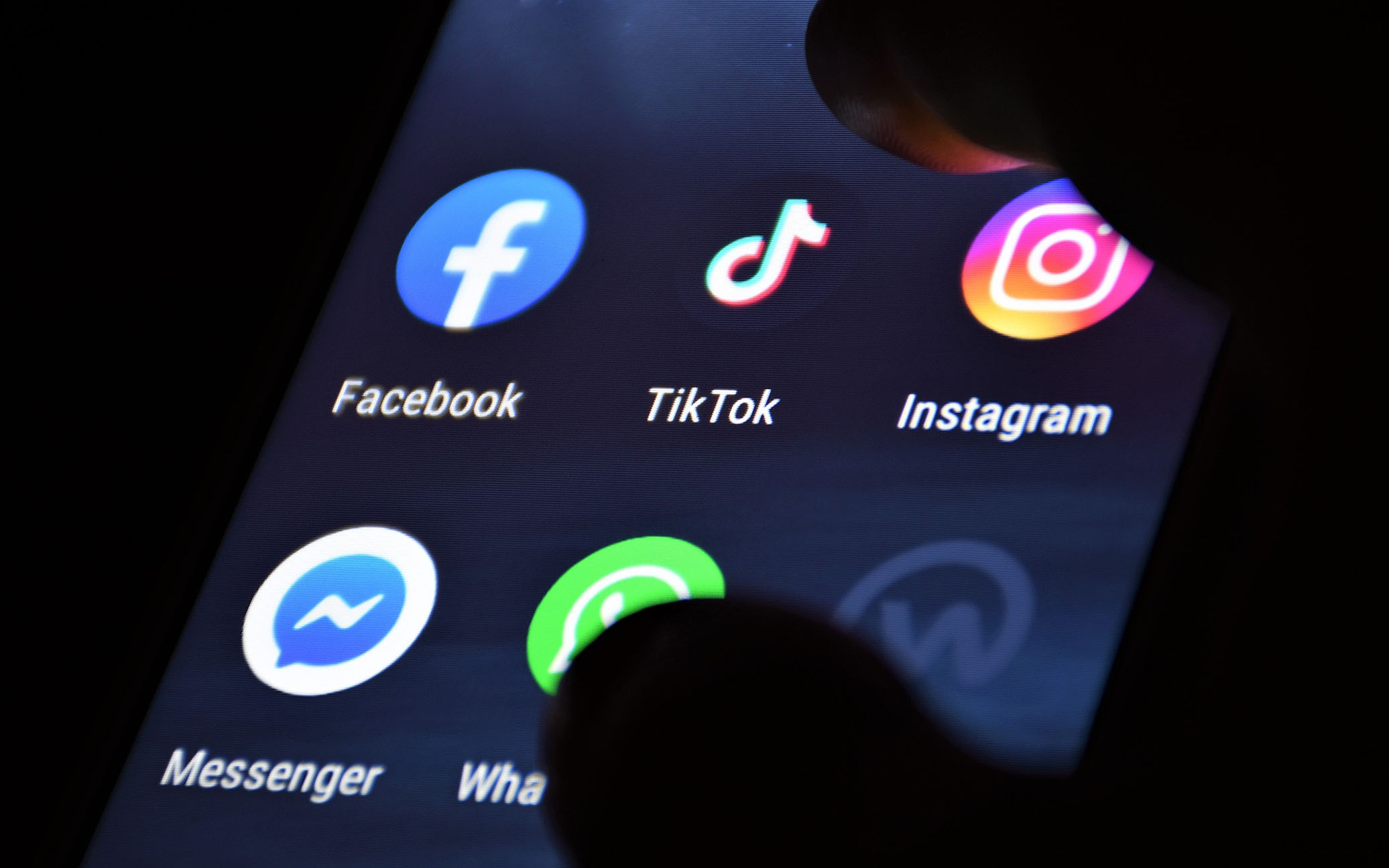 Redes sociais viram terreno fértil para desinformação sobre autismo, alerta estudo